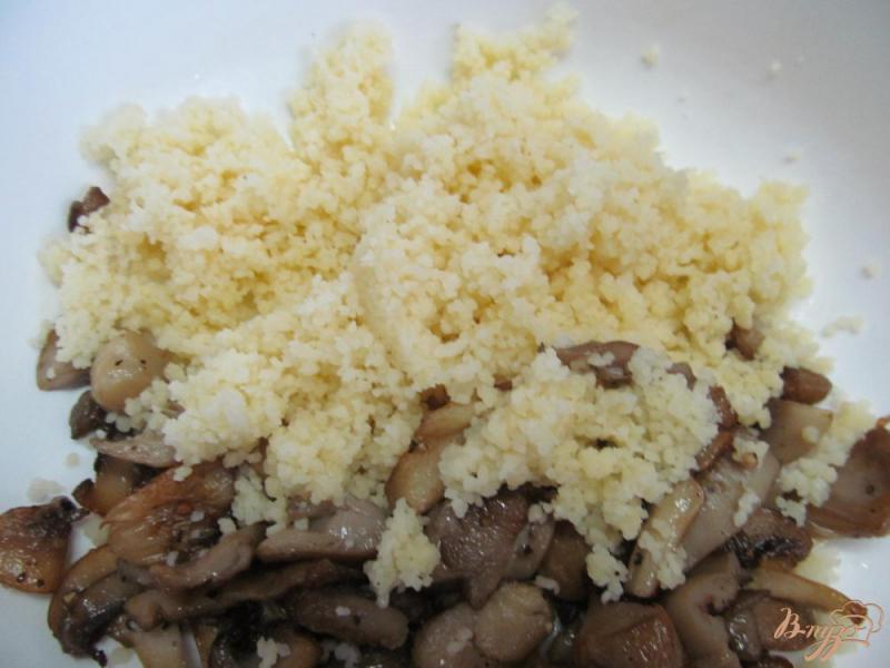 Фото приготовление рецепта: Салат с кус-кусом и грибами шаг №4