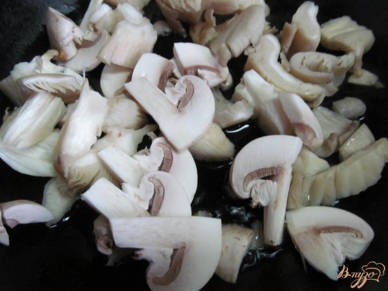 Фото приготовление рецепта: Салат с кус-кусом и грибами шаг №2