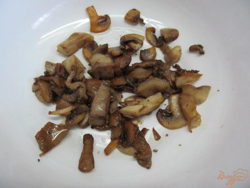 Фото приготовление рецепта: Салат с кус-кусом и грибами шаг №3