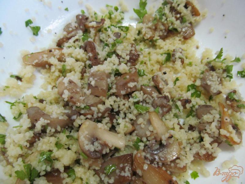 Фото приготовление рецепта: Салат с кус-кусом и грибами шаг №6