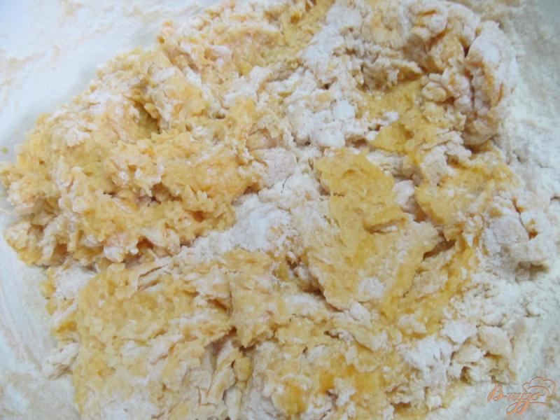 Фото приготовление рецепта: Тыквенные булочки с прованскими травами шаг №4