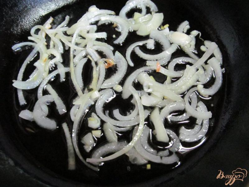 Фото приготовление рецепта: Салат из фасоли с арахисом шаг №2