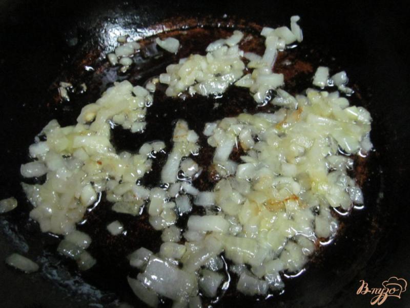 Фото приготовление рецепта: Чебуреки с куриным фаршем шаг №4