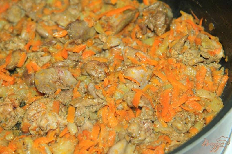 Фото приготовление рецепта: Паштет из куриной печени с луком и морковью шаг №3