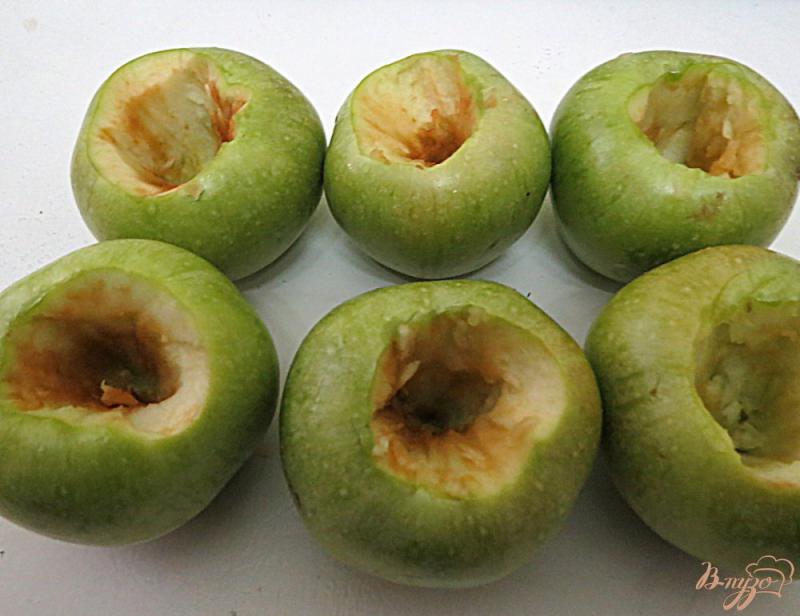 Фото приготовление рецепта: Яблоки запеченные с изюмом и смородиной шаг №2