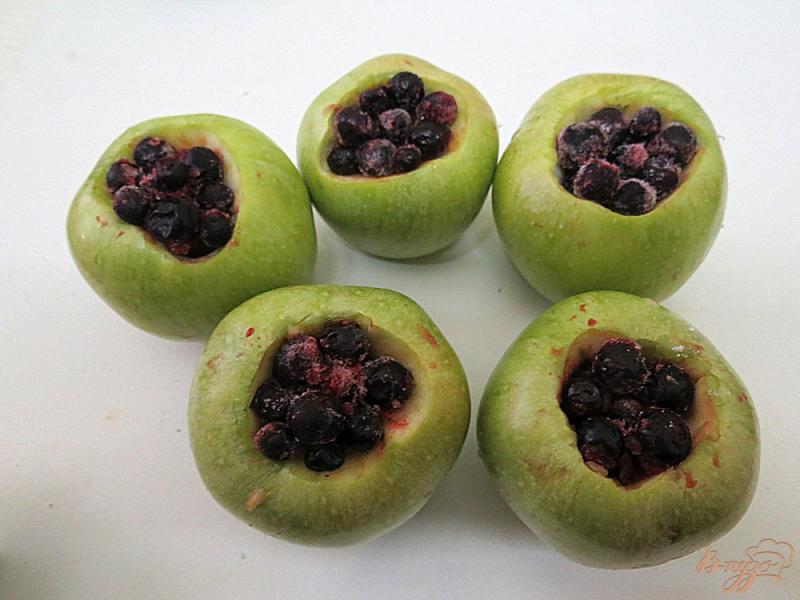 Фото приготовление рецепта: Яблоки запеченные с изюмом и смородиной шаг №4