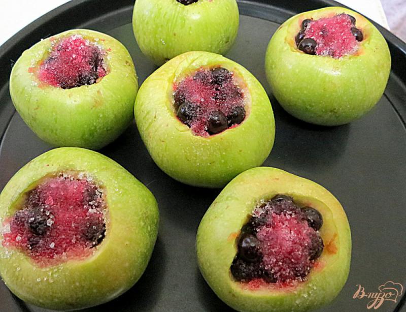 Фото приготовление рецепта: Яблоки запеченные с изюмом и смородиной шаг №5