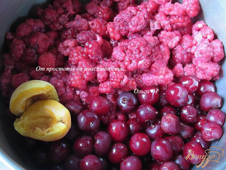 Фото приготовление рецепта: Малиновый компот с вишней и абрикосом шаг №1