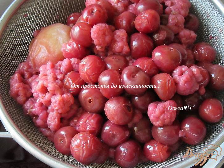 Фото приготовление рецепта: Малиновый компот с вишней и абрикосом шаг №4
