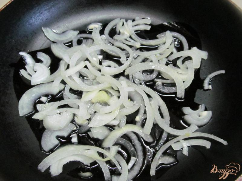 Фото приготовление рецепта: Картофельное пюре с карамелизированным луком шаг №2