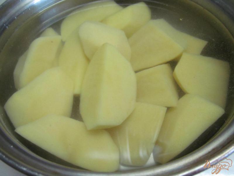 Фото приготовление рецепта: Картофельное пюре с карамелизированным луком шаг №1
