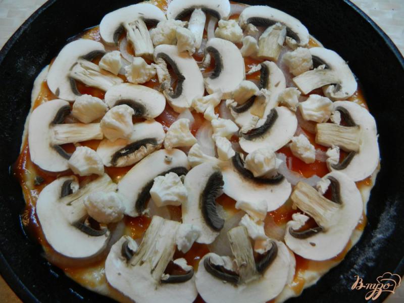 Фото приготовление рецепта: Овощная пицца с грибами шаг №9