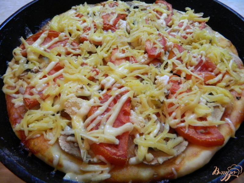 Фото приготовление рецепта: Овощная пицца с грибами шаг №11