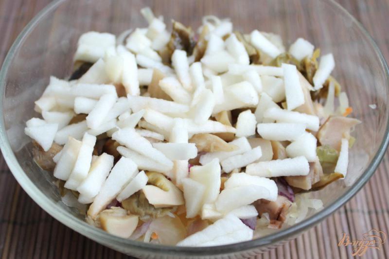 Фото приготовление рецепта: Салат из квашенной капусты и грибов шаг №4