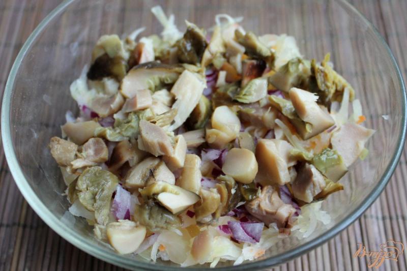 Фото приготовление рецепта: Салат из квашенной капусты и грибов шаг №3