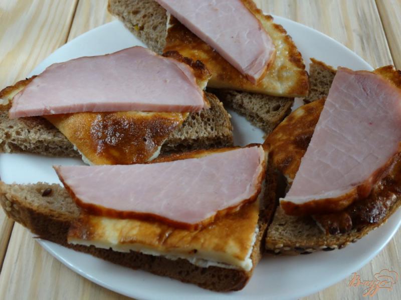 Фото приготовление рецепта: Бутерброды с ветчиной и омлетом шаг №4