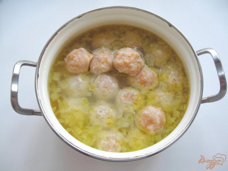 Фото приготовление рецепта: Суп с фрикадельками из тыквы и курицы шаг №5