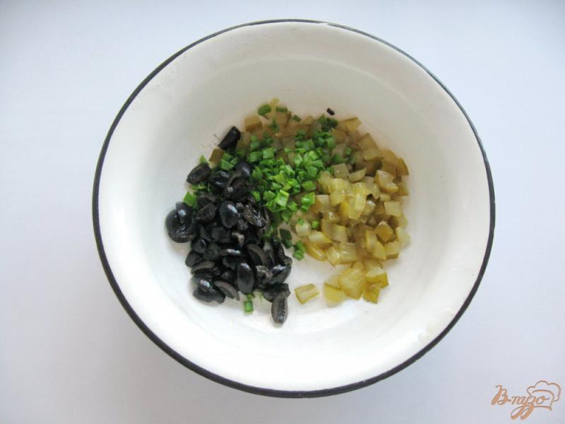 Фото приготовление рецепта: Винегрет с маслинами шаг №3