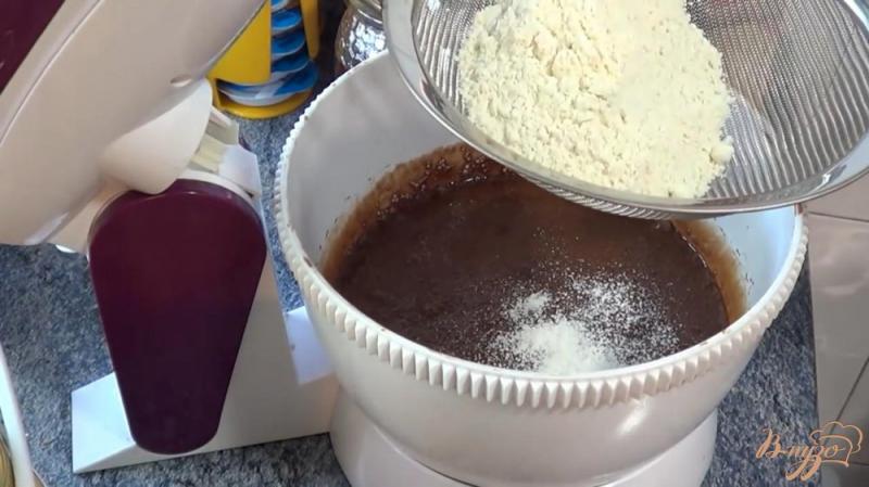 Фото приготовление рецепта: Пирожное шоколадный вулкан шаг №3