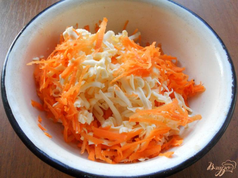 Фото приготовление рецепта: Морковный салат с курицей и грибами в ржаной булочке шаг №1