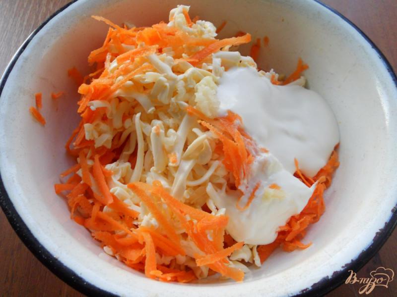 Фото приготовление рецепта: Морковный салат с курицей и грибами в ржаной булочке шаг №2