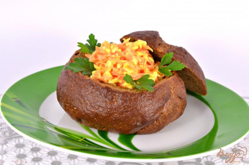 Фото приготовление рецепта: Морковный салат с курицей и грибами в ржаной булочке шаг №6