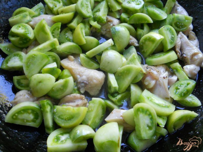 Фото приготовление рецепта: Зеленые помидоры жареные на сковороде с курицей и овощами шаг №4