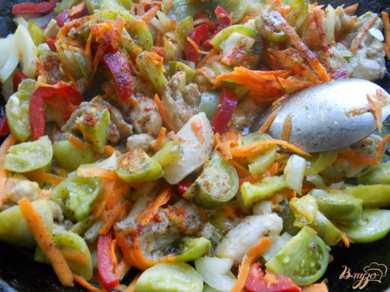 Фото приготовление рецепта: Зеленые помидоры жареные на сковороде с курицей и овощами шаг №6