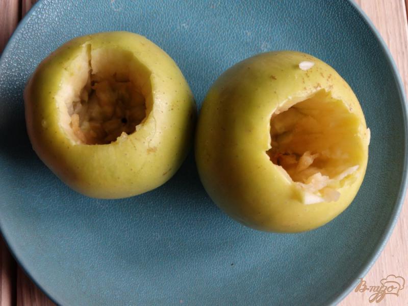 Фото приготовление рецепта: Яблоки фаршированные творогом и грецкими орехами шаг №3