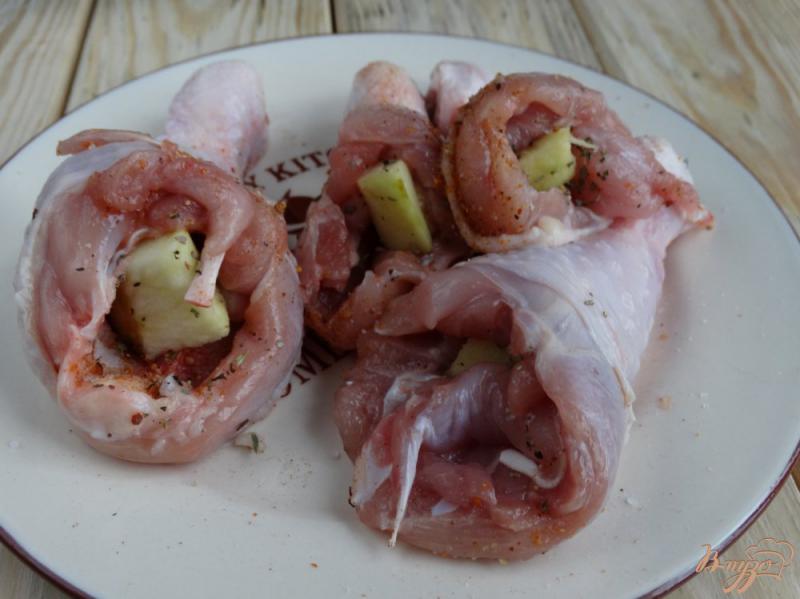 Фото приготовление рецепта: Куриные голени фаршированные яблоками шаг №4