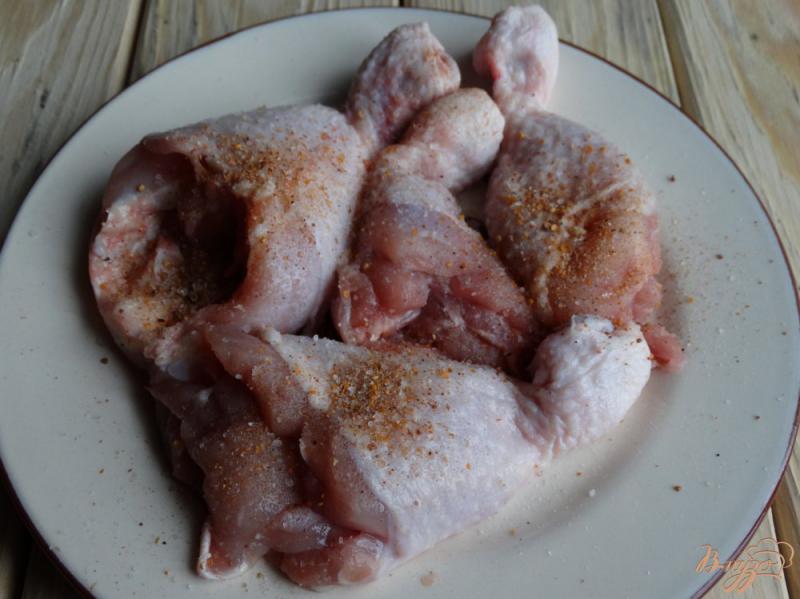 Фото приготовление рецепта: Куриные голени фаршированные яблоками шаг №2