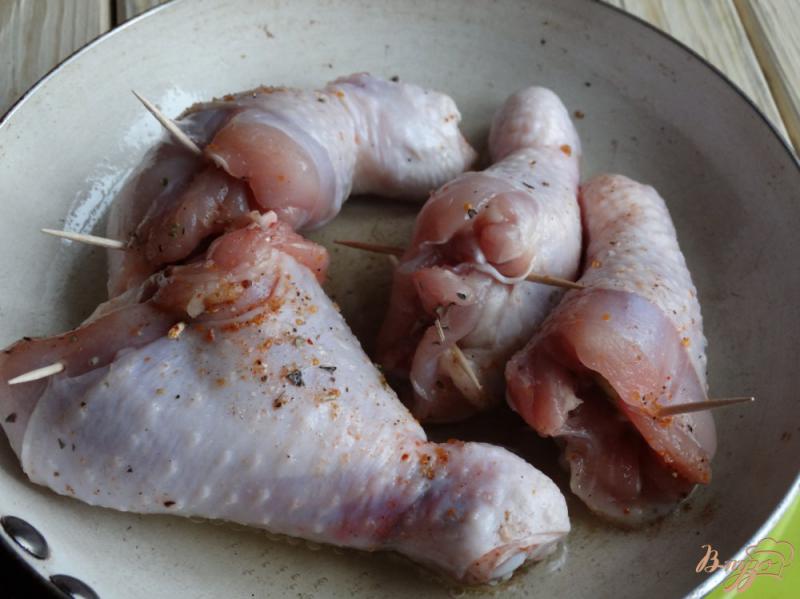 Фото приготовление рецепта: Куриные голени фаршированные яблоками шаг №5