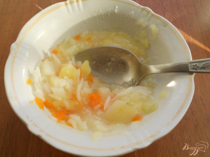 Фото приготовление рецепта: Суп из молочного хека с рисом шаг №4