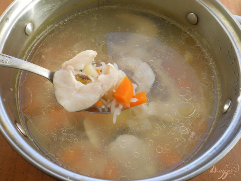 Фото приготовление рецепта: Суп из молочного хека с рисом шаг №5