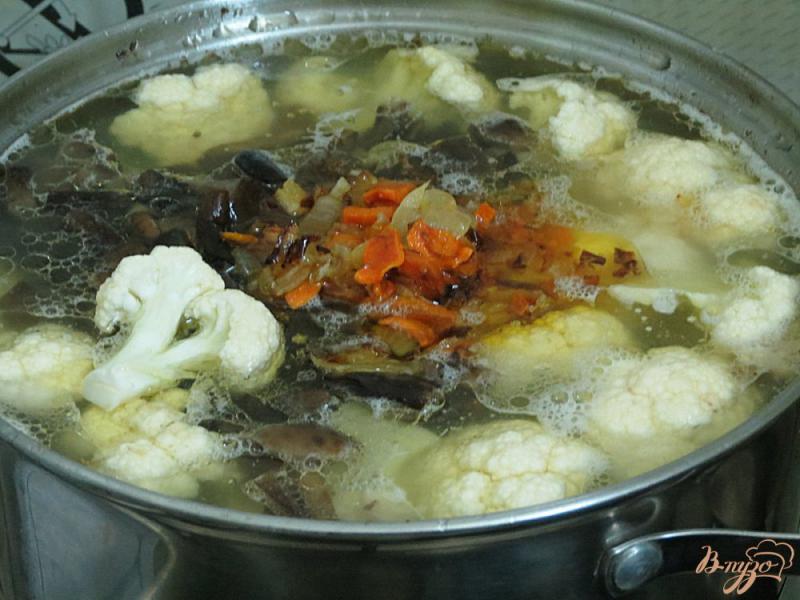 Фото приготовление рецепта: Суп с опятами и цветной капустой шаг №10