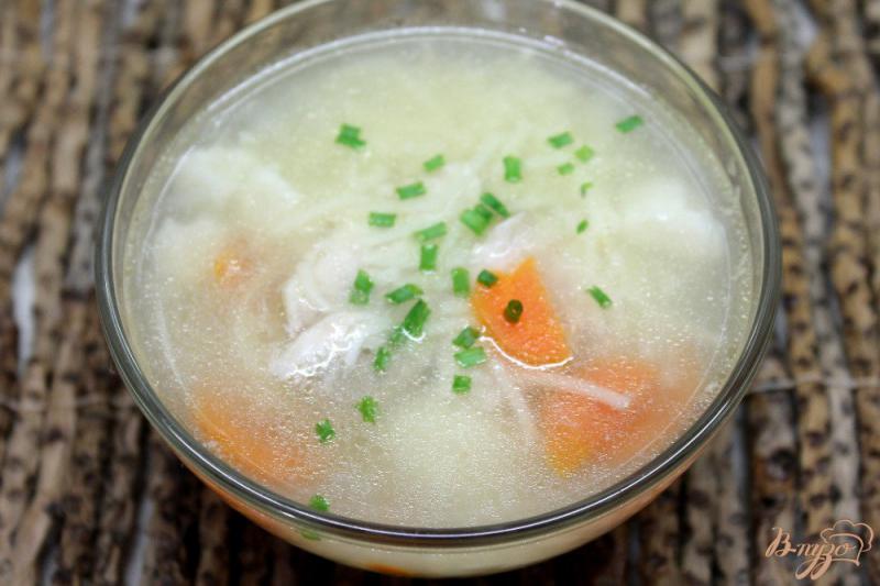 Фото приготовление рецепта: Куриный суп с вермишелью и цветной капустой шаг №6
