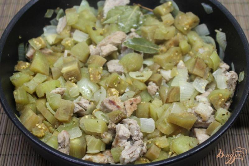 Фото приготовление рецепта: Баклажаны со свининой, тушенные в томате. шаг №5
