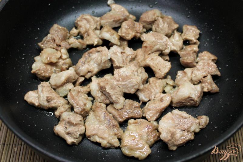 Фото приготовление рецепта: Баклажаны со свининой, тушенные в томате. шаг №2