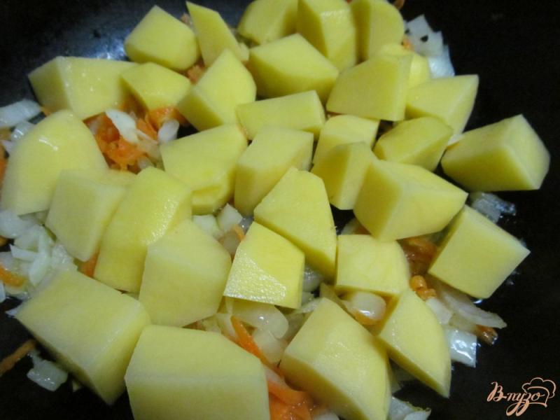 Фото приготовление рецепта: Тушеная капуста с картофелем и фасолью шаг №2