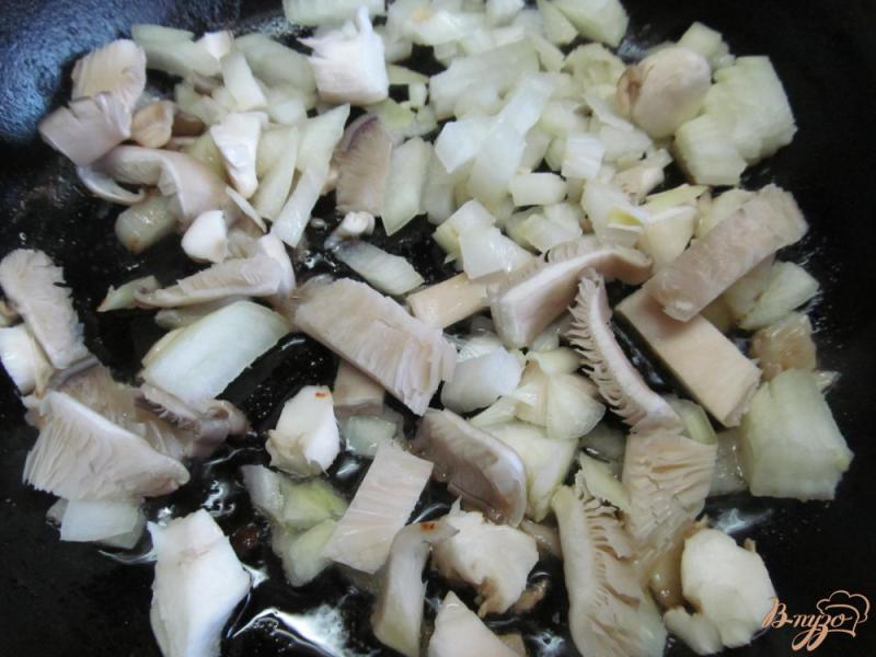 Фото приготовление рецепта: Картофельная бабка с грибами и свининой шаг №2