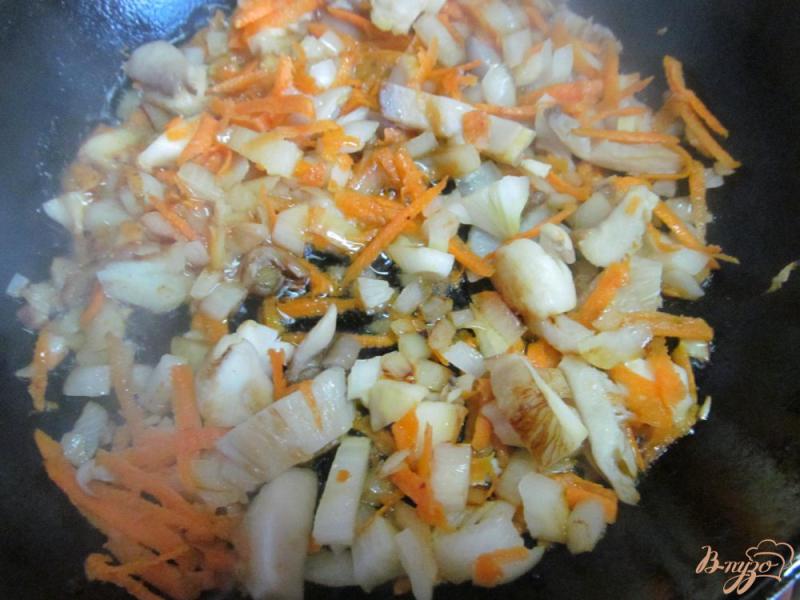 Фото приготовление рецепта: Картофельная бабка с грибами и свининой шаг №3