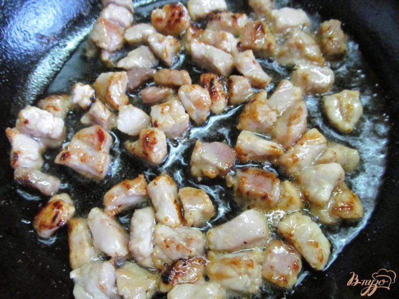 Фото приготовление рецепта: Картофельная бабка с грибами и свининой шаг №1