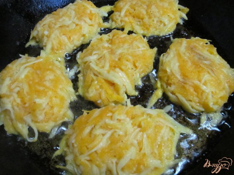 Фото приготовление рецепта: Драники из тыквы и картофеля шаг №4