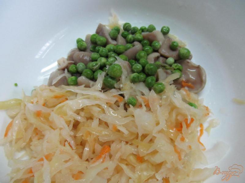 Фото приготовление рецепта: Салат из квашеной капусты с маринованными грибами шаг №2