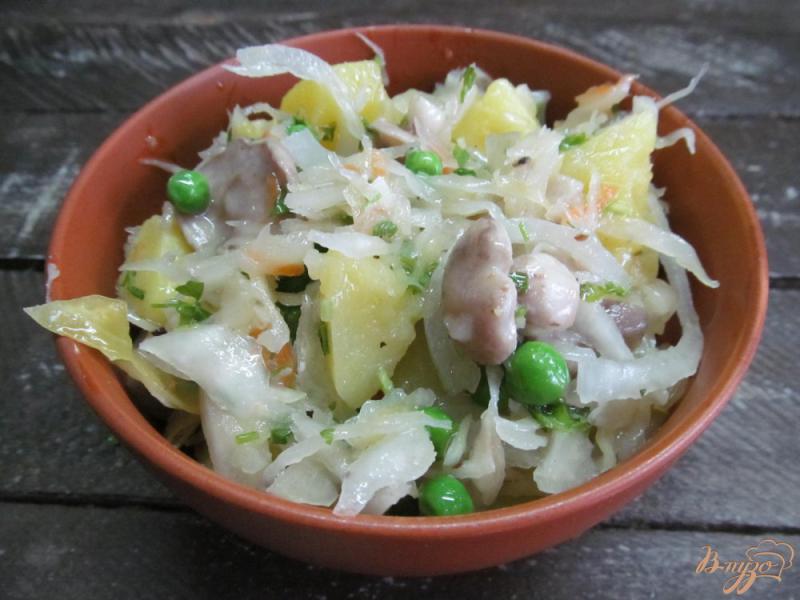 Фото приготовление рецепта: Салат из квашеной капусты с маринованными грибами шаг №4