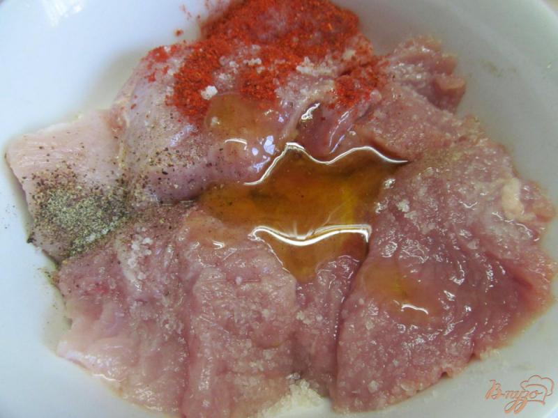 Фото приготовление рецепта: Запеченная свинина в сметанном соусе шаг №1