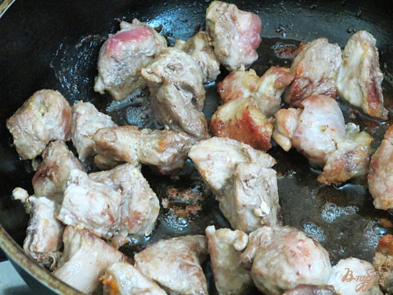 Фото приготовление рецепта: Свинина тушёная с перцем и помидорами шаг №3