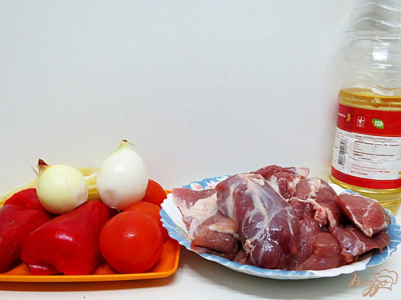 Фото приготовление рецепта: Свинина тушёная с перцем и помидорами шаг №1