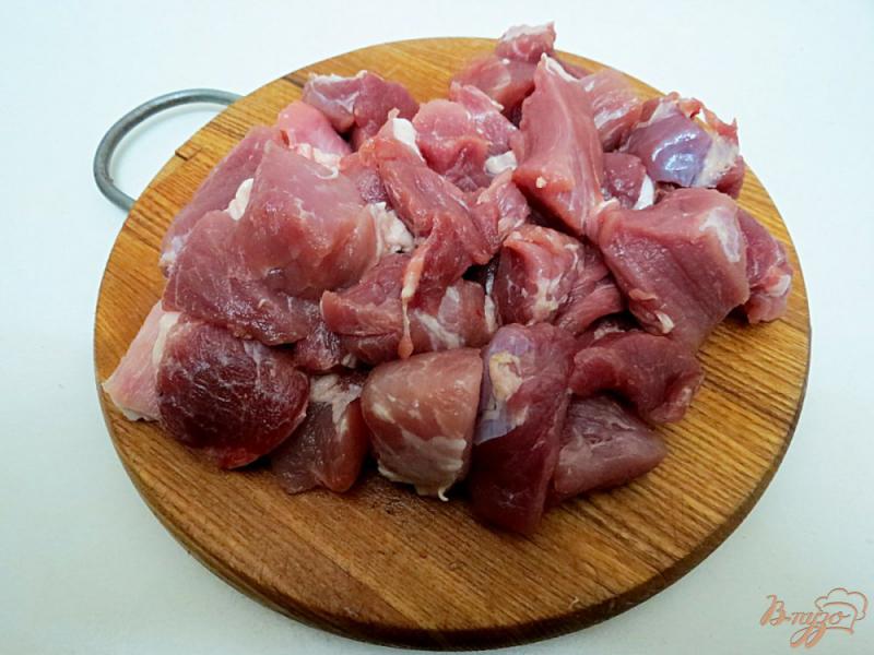 Фото приготовление рецепта: Свинина тушёная с перцем и помидорами шаг №2