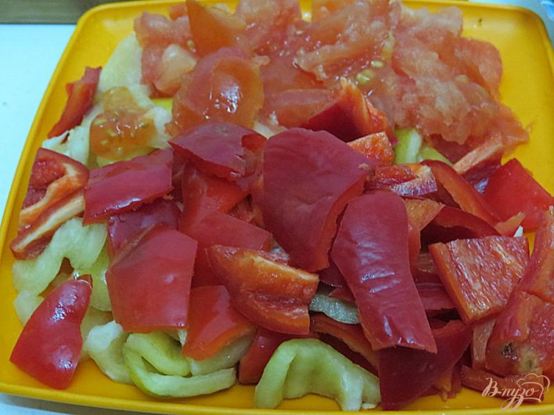 Фото приготовление рецепта: Свинина тушёная с перцем и помидорами шаг №6